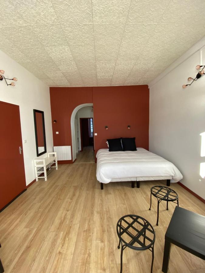 Hotel La Bonne Hotesse Chambon-sur-Lac Esterno foto