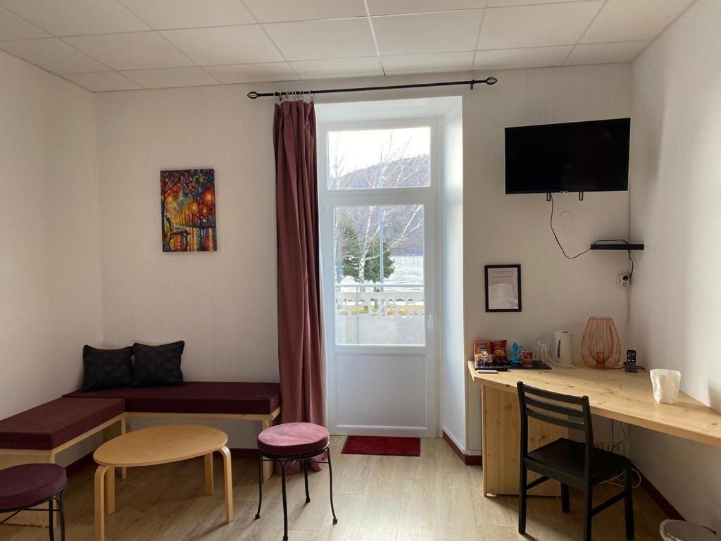 Hotel La Bonne Hotesse Chambon-sur-Lac Esterno foto