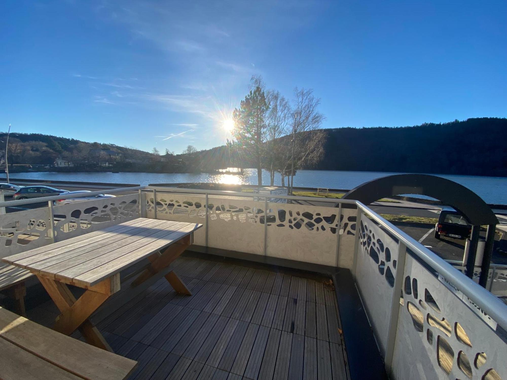 Hotel La Bonne Hotesse Chambon-sur-Lac Esterno foto