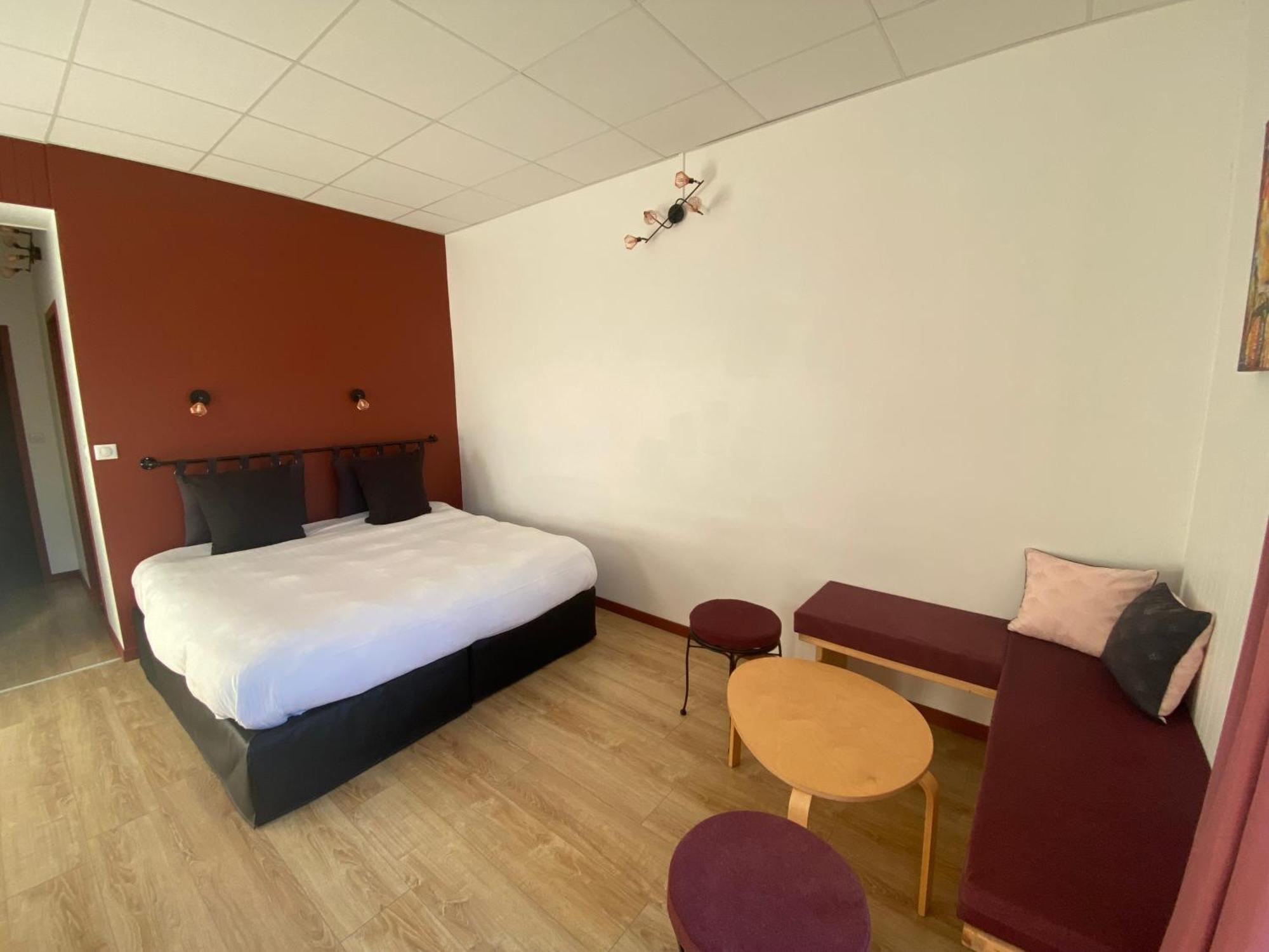 Hotel La Bonne Hotesse Chambon-sur-Lac Esterno foto