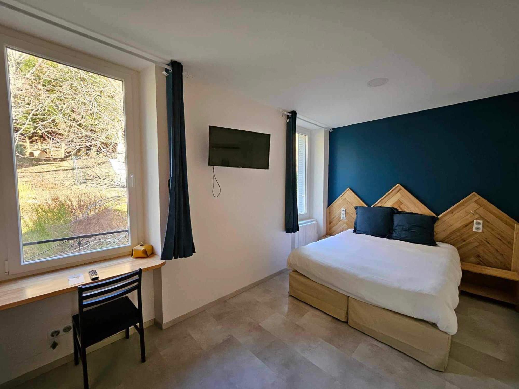 Hotel La Bonne Hotesse Chambon-sur-Lac Esterno foto