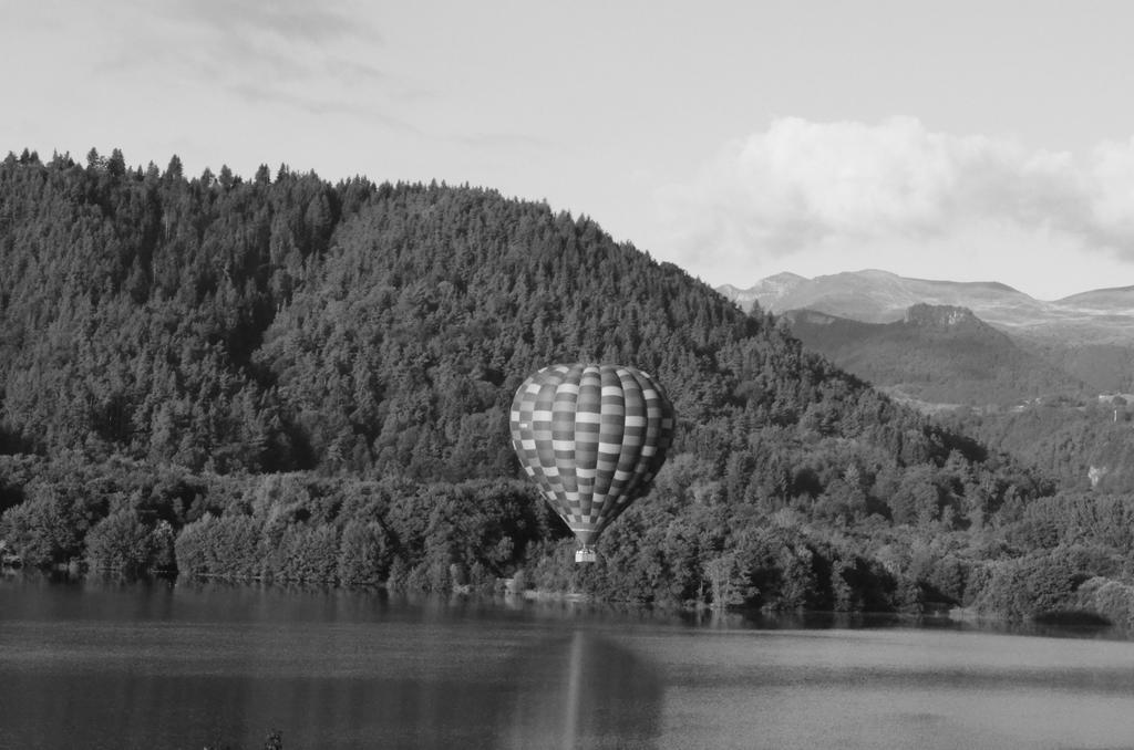 Hotel La Bonne Hotesse Chambon-sur-Lac Esterno foto